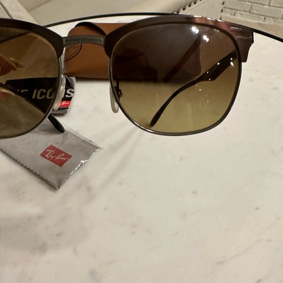 Ray Ban The Icon Sunglasses - Picture 5 of 9